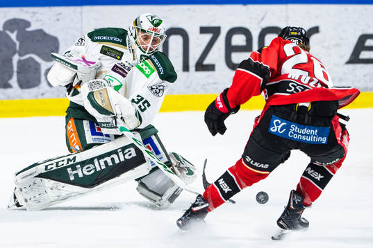 Färjestads målvakt Markus Svensson och Luleås Radek Muzik