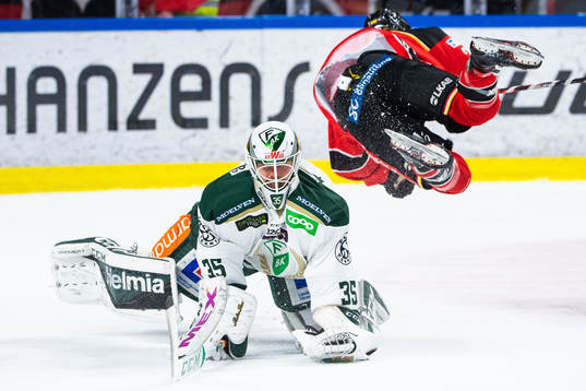 Färjestads målvakt Markus Svensson och Luleås Radek Muzik