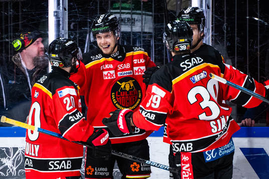 Luleås Petter Emanuelsson jublar med lagkamrater