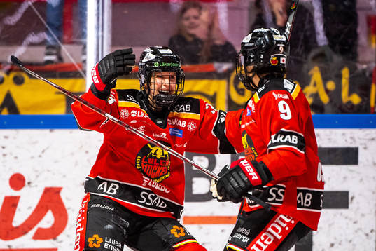 Luleås Michelle Karvinen och Mikael Frycklund jublar