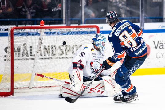 Växjös Fredrik Karlström gör 2-0 på staff bakom