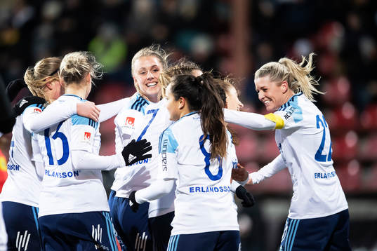 Djurgårdens Olivia Schough jublar med Linda Maserame