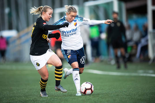 s Kajsa Kjellander Djurgårdens Fanny Lång under fotbollsmatchen i Svenska Cupen mellan AIK och Djurgården den 22 februari 2020 i Stockholm. 
