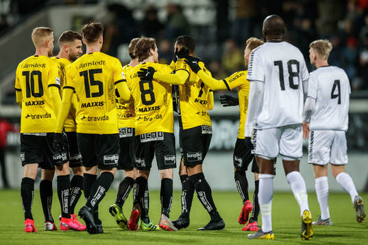 Häckens Ahmed Yasin jublar med lagkamrater efter 3-0