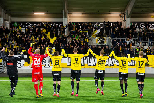 Häcken jublar framför klacken