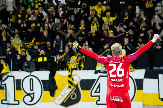 Häckens målvakt Peter Abrahamsson jublar framför klacken