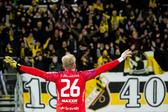 Häckens målvakt Peter Abrahamsson jublar framför klacken