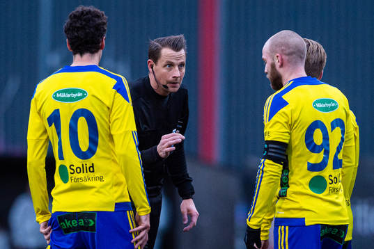 domare Andreas Ekberg instruerar Eskilsminnes Filip Egger