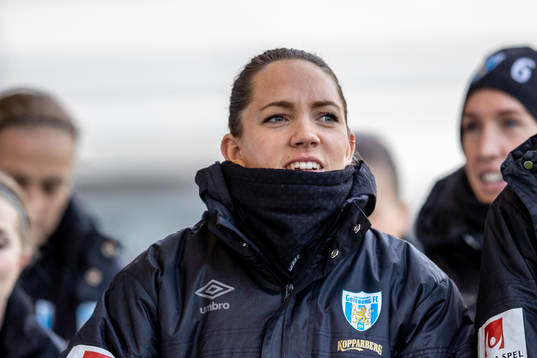 Göteborgs Elin Rubensson innan fotbollsmatchen i Svenska