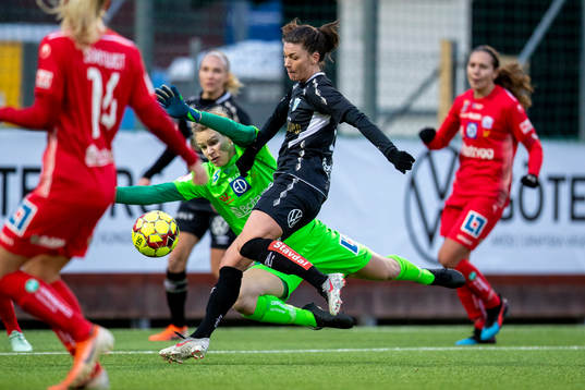 Linköpings målvakt Cajsa Andersson mot Göteborgs Pauline