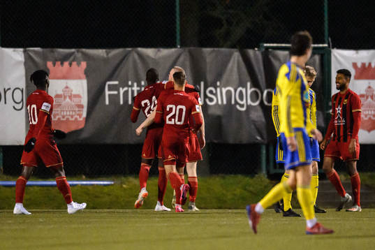Östersunds Ronald Mukiibi jublar med lagkamrater efter 0-4