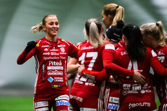 Piteås Julia Karlernäs jublar med lagkamrater efter 2-0 av Fernanda Da Silva