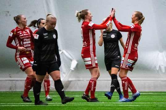 Piteås Julia Karlernäs jublar med lagkamrater efter 4-0 på straff