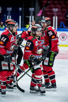 Malmö Redhawks Nicolai Meyer jublar med Jesper Jensen Aabo