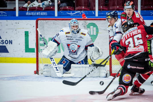 Malmö Redhawks Matias Myttynen testar skott på