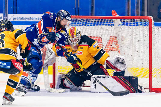 Växjös Roman Horak oroar framför Luleås målvakt Joel