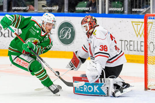 Rögles Simon Ryfors oroar framför Örebros målvakt