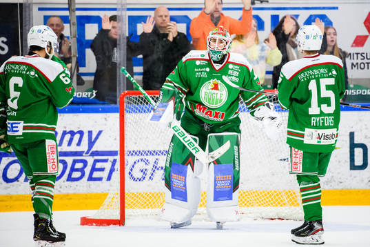 Rögles målvakt Roman Will jublar