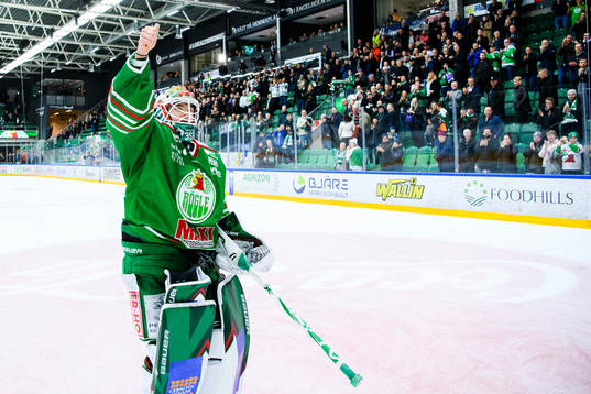 Rögles målvakt Roman Will jublar