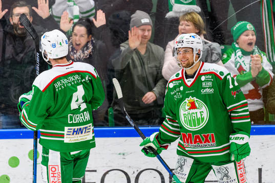 Rögles Taylor Matson jublar med Kodie Curran som gjort 3-0