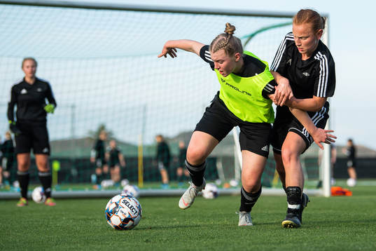 Siri Berg-Johansen and Laura Gashi of Rosenborg