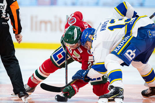 Frölundas Joel Lundqvist tekar mot Leksands Jon Knuts