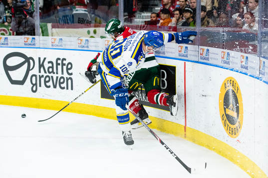 Leksands Martin Karlsson tacklar Frölundas Karl Stollery