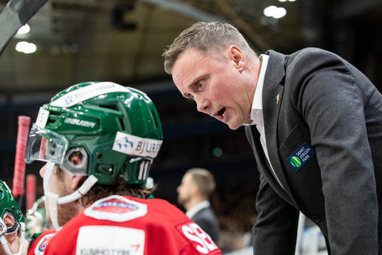 Frölundas tränare Roger Rönnberg pratar med Samuel Fagemo