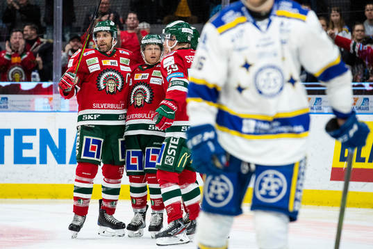 Frölundas Joel Lundqvist jublar ihop med Ryan Lasch och