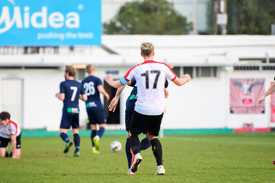 Tekstilshchiks Denis Fomin puttar Helsingborgs Filip Sjöberg i ryggen