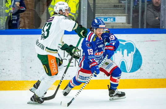 Oskarshamns Tyler Kelleher och Färjestads Albert Johansson