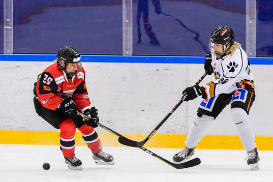 Malmö Redhawks Annie Svärd och Göteborgs Emma Johansson