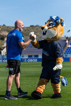 Thomas S. Dahle, head coach of Avaldsnes high fives the