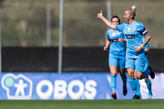 Robyn Decker of Avaldsnes ceelbrates scoring 0-1