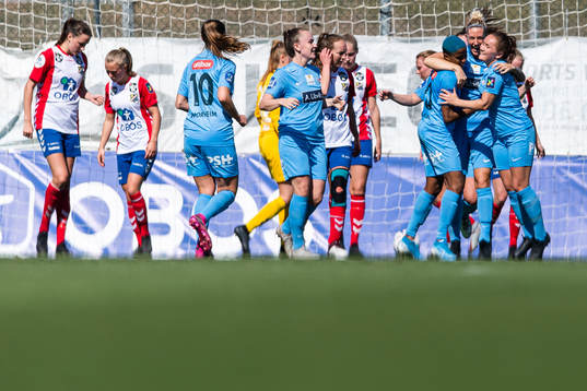 Players of of Avaldsnes celebrate after Robyn Decker scored 0-1