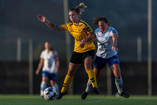 Mimmi Löfwenius of LSK Kvinner and Marit Bratberg Lund of Kolbotn