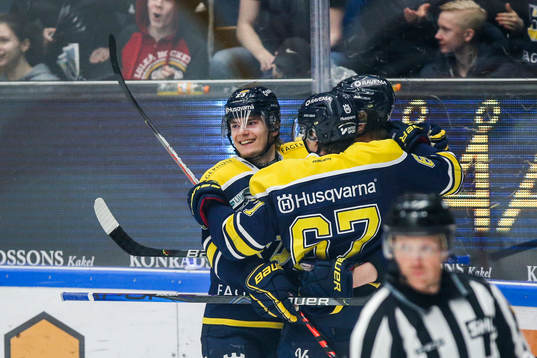 s Christoffer Törngren jublar med lagkamrater