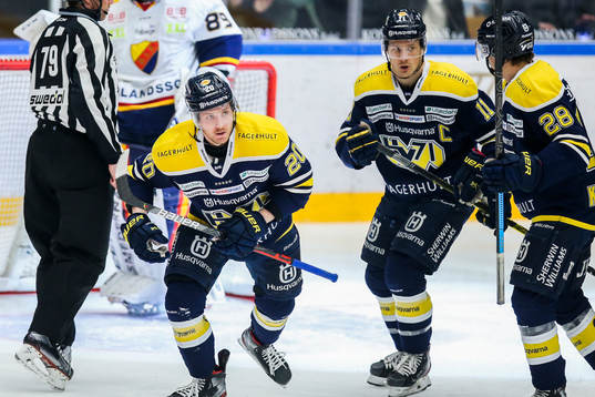 s Linus Sandin jublar