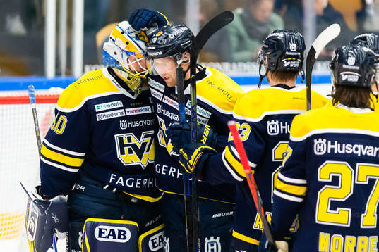 s målvakt Hugo Alnefelt och Martin Thörnberg jublar