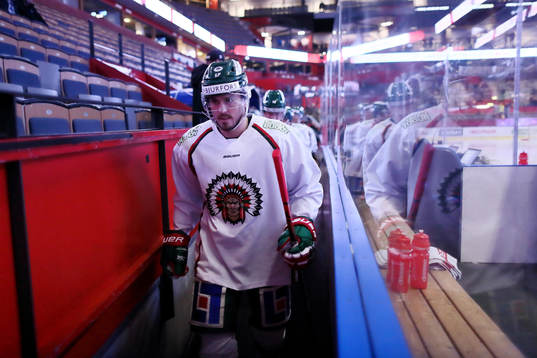 Frölundas Sebastian Stålberg på väg till uppvärmningen