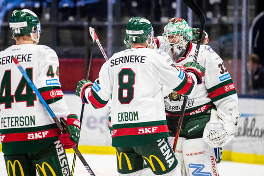 Frölundas goalkeeper Johan Mattsson jublar med lagkamrater