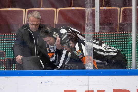 Domare Mikael Andersson och domare Johan Nordlöf granskar