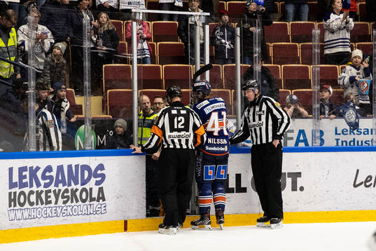 Växjös Ludvig Nilsson och Domare Mikael Anderssonlämnar