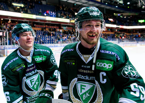 Färjestads Michael Latta och Linus Johansson jublar