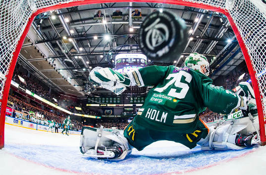 Färjestads målvakt Arvid Holm släpper in 0-1 av Rögles