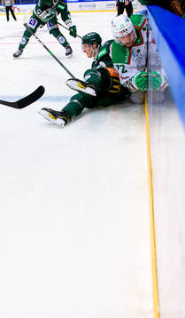 Färjestads Oskar Bäck och Rögles Daniel Zaar