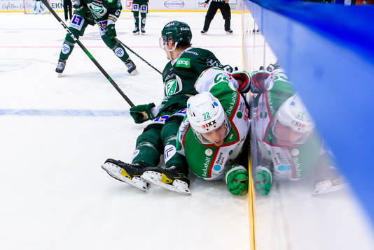 Färjestads Oskar Bäck och Rögles Daniel Zaar