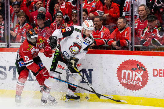 Örebros Daniel Muzito Bagenda och Malmö Redhawks Niklas