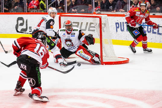 Örebros Lukas Pilö och Malmö Redhawks målvakt Oscar