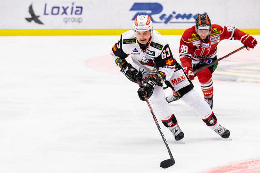 Malmö Redhawks Fredrik Händemark och Örebros Joonas Rask